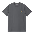 Carhartt WIP S/S Chase T-Shirt en color styx con detalle dorado, vista frontal plana. Camiseta de manga corta en gris pizarra oscuro con cuello redondo ribeteado, logotipo 