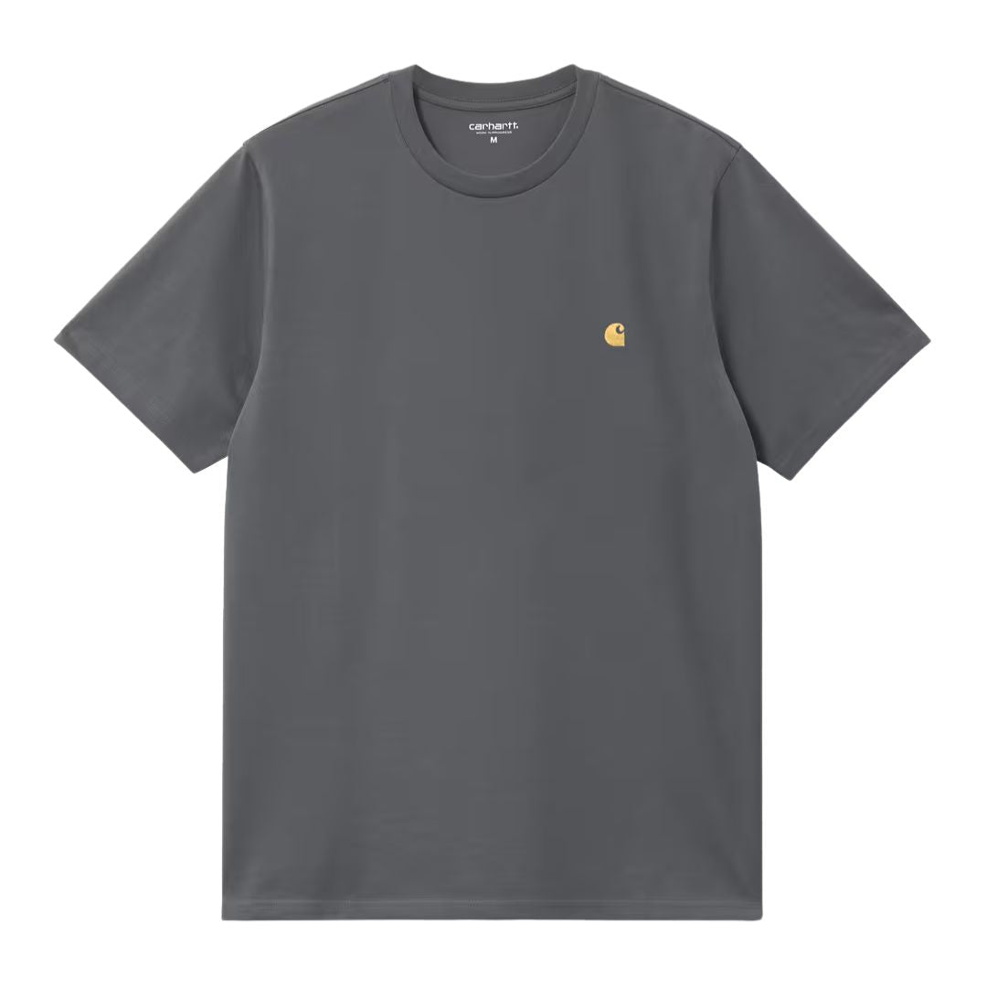 Carhartt WIP S/S Chase T-Shirt en color styx con detalle dorado, vista frontal plana. Camiseta de manga corta en gris pizarra oscuro con cuello redondo ribeteado, logotipo "C" de Carhartt WIP bordado en dorado en el pecho izquierdo y etiqueta interior en el cuello. Corte loose fit.