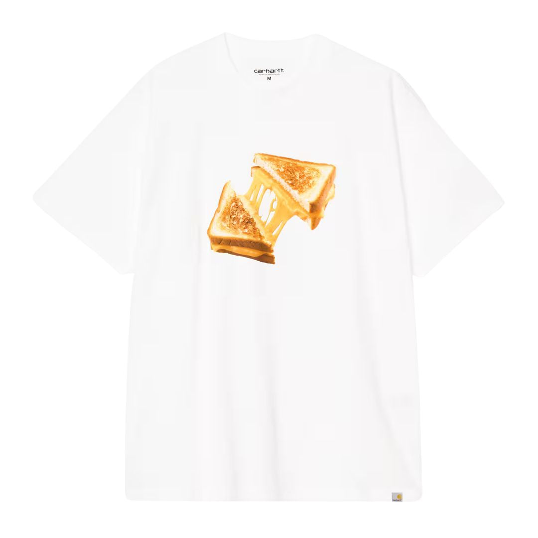 Carhartt WIP S/S Cheese Toast T-Shirt en color blanco, vista frontal plana. Camiseta de algodón orgánico de 175 g/m² con cuello redondo, manga corta y estampado fotorrealista en el pecho de un sándwich de queso fundido partido en dos triángulos con el queso derritiéndose entre las mitades. Etiqueta cuadrada tejida Carhartt WIP en el bajo derecho. Corte loose fit.