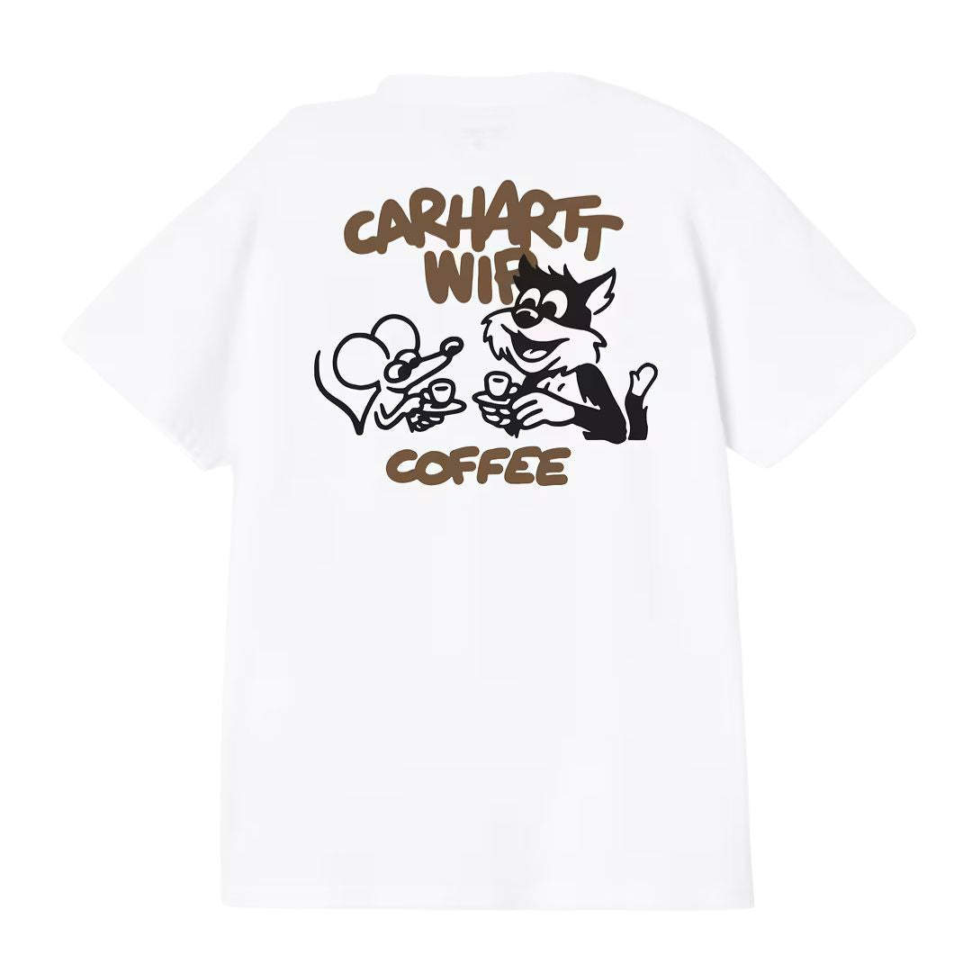 Carhartt WIP S/S Coffee Break T-Shirt en color blanco, vista trasera plana. Estampado gráfico a gran escala en la espalda: texto "Carhartt WIP" en tipografía bubble en marrón en la parte superior, ilustración de gato y ratón de estilo cartoon tomando café juntos en negro y marrón en el centro, y texto "Coffee" en tipografía bubble marrón en la parte inferior. Corte loose fit.