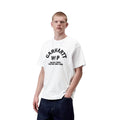 Carhartt WIP S/S Column T-Shirt en color blanco, vista frontal lateral sobre modelo masculino. Camiseta de algodón orgánico con estampado tipográfico arqueado en negro 