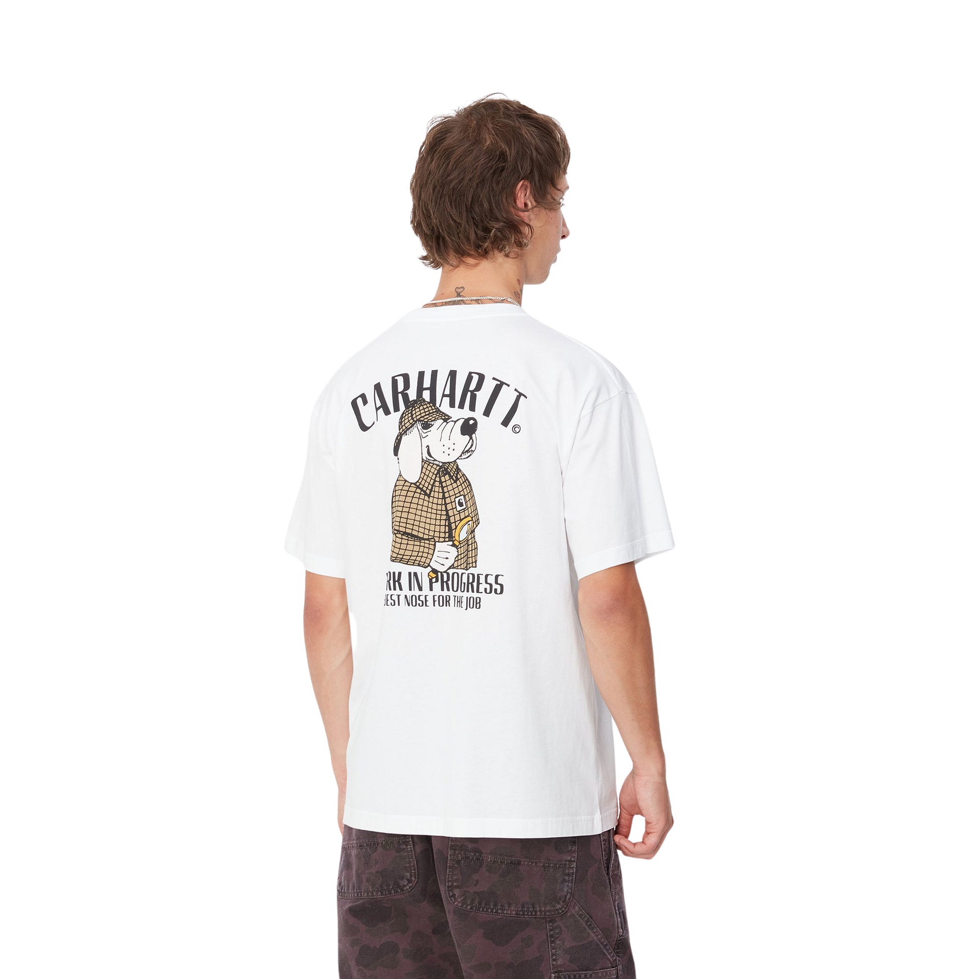 Hombre con la camiseta de manga corta Carhartt WIP S/S Inspector T-Shirt Blanca con un perro sabueso vestido de detective en verde y la leyenda "Carhartt Wor in Progress. Best nose for the job"