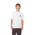 Hombre con la camiseta de manga corta Carhartt WIP S/S Inspector T-Shirt Blanca con una lupa y la leyenda 