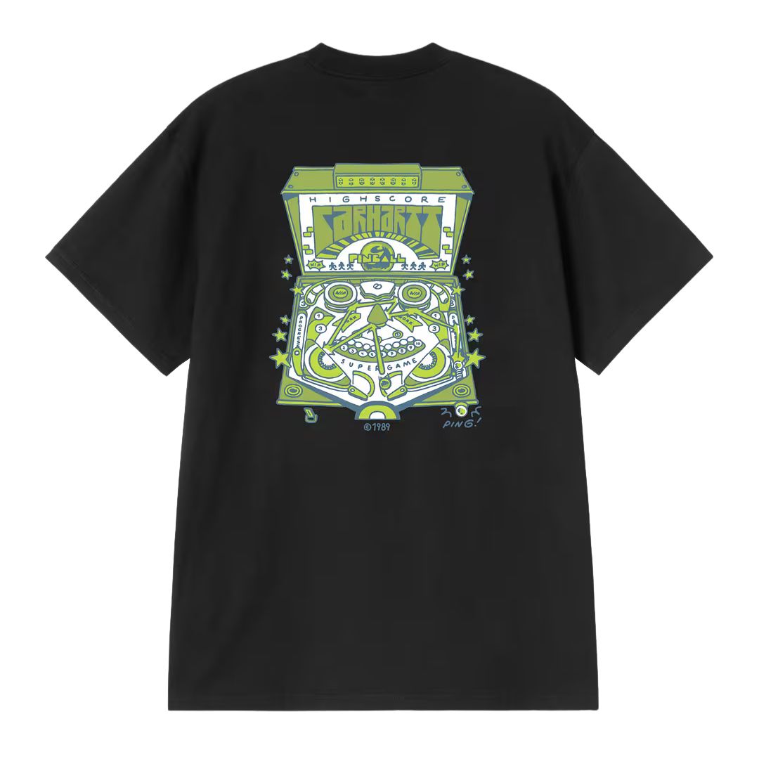 Carhartt WIP S/S Pinball T-Shirt negra, vista trasera: estampado gráfico de máquina de pinball en verde con texto Highscore Carhartt, Super Game y ©1989, corte oversized.