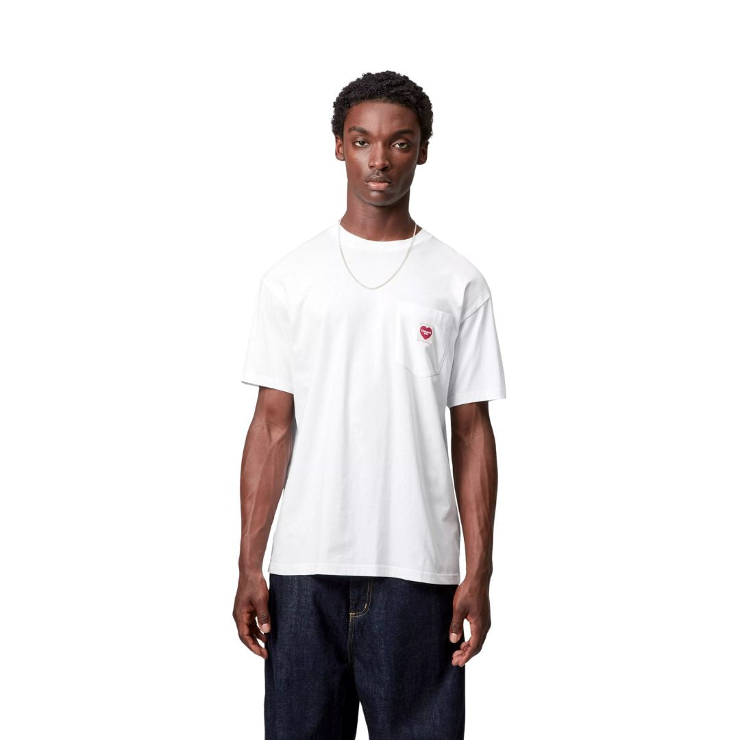 Carhartt WIP S/S Pocket Heart T-Shirt white vista frontal camiseta manga corta bolsillo con etiqueta corazón tejida.