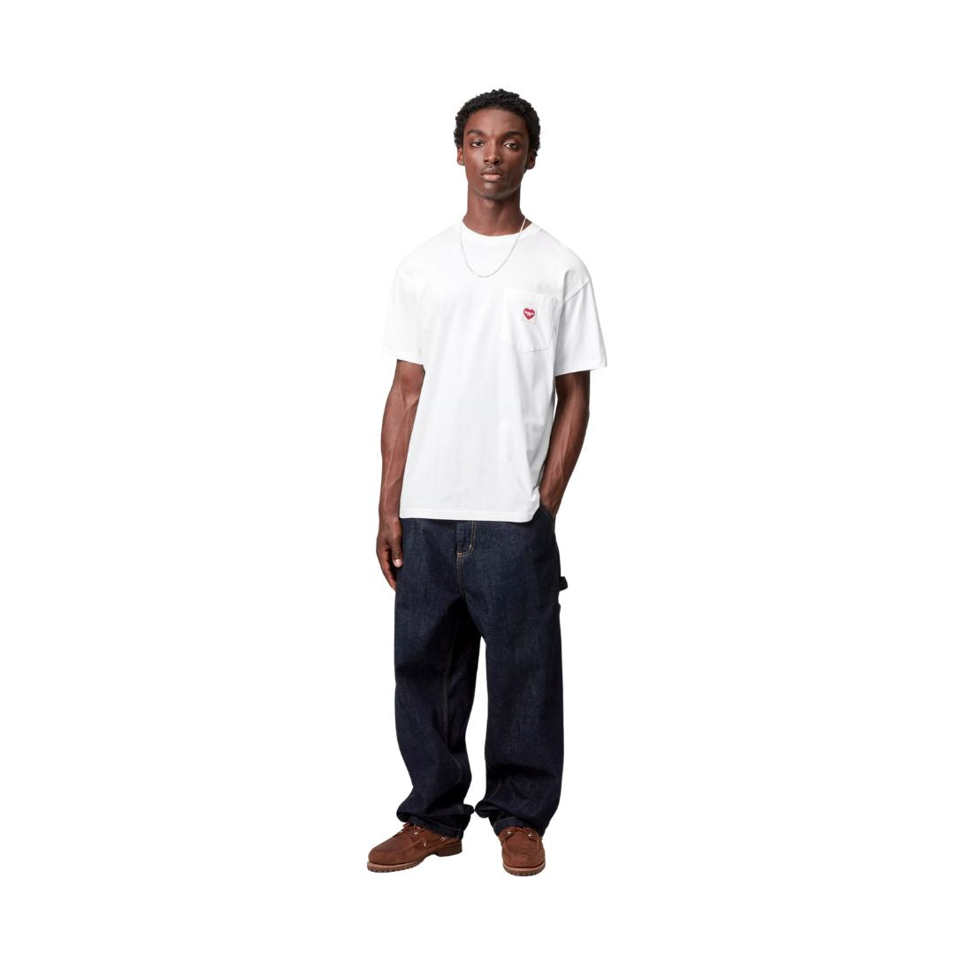 Carhartt WIP S/S Pocket Heart T-Shirt white look completo hombre camiseta blanca bolsillo pecho etiqueta corazón.