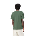 Hombre con la camiseta básica de manga corta con bolsillo Carhartt WIP S/S Pocket T-Shirt Verde espalda