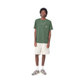 Hombre con la camiseta básica de manga corta con bolsillo Carhartt WIP S/S Pocket T-Shirt Verde con pantalones cortos