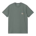 Camiseta Carhartt WIP S/S Pocket T-Shirt en color verde oliva con bolsillo en el pecho y etiqueta de marca, vista frontal.