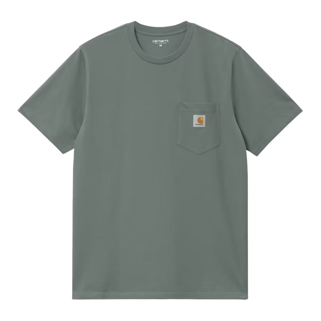Camiseta Carhartt WIP S/S Pocket T-Shirt en color verde oliva con bolsillo en el pecho y etiqueta de marca, vista frontal.