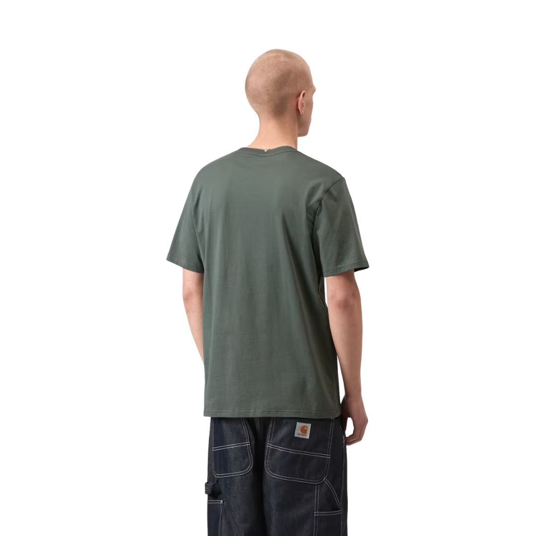 Carhartt WIP S/S Pocket T-Shirt en color verde velvet, vista trasera sobre modelo masculino. Camiseta de algodón de manga corta con cuello redondo y espalda lisa en tono verde apagado. Corte regular fit.