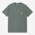 Carhartt WIP S/S Pocket T-Shirt en color verde velvet, vista frontal plana. Camiseta de manga corta con cuello redondo, bolsillo en el pecho izquierdo y etiqueta tejida cuadrada con el logotipo Carhartt WIP en marrón y blanco.