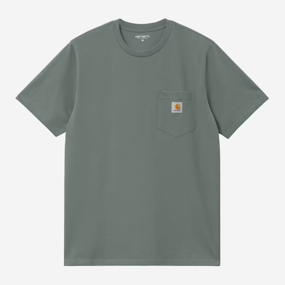 Carhartt WIP S/S Pocket T-Shirt en color verde velvet, vista frontal plana. Camiseta de manga corta con cuello redondo, bolsillo en el pecho izquierdo y etiqueta tejida cuadrada con el logotipo Carhartt WIP en marrón y blanco.