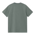 Carhartt WIP S/S Pocket T-Shirt en color verde velvet, vista trasera plana. Camiseta de algodón de manga corta con cuello redondo ribeteado y espalda completamente lisa, sin estampados ni costuras visibles.