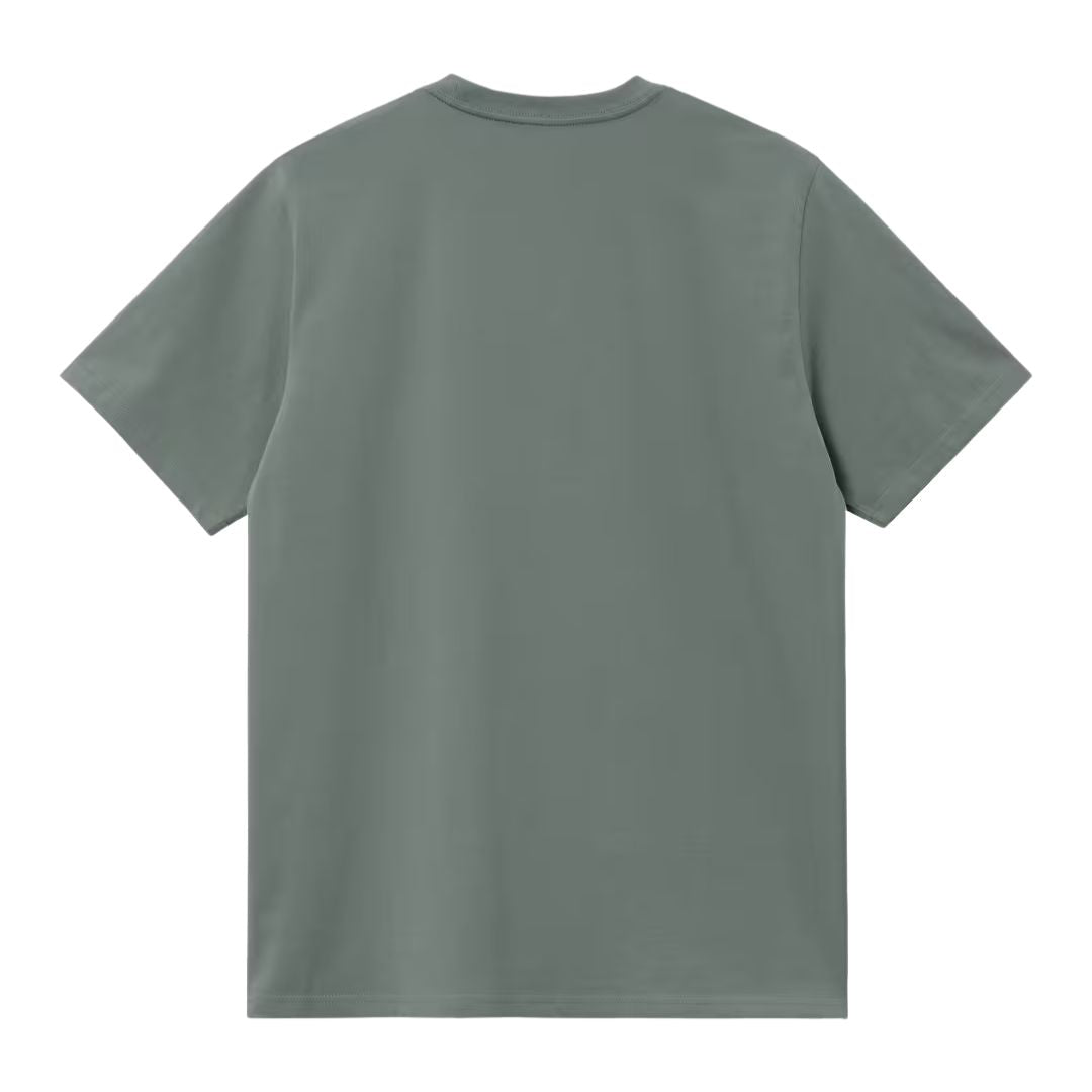Carhartt WIP S/S Pocket T-Shirt en color verde velvet, vista trasera plana. Camiseta de algodón de manga corta con cuello redondo ribeteado y espalda completamente lisa, sin estampados ni costuras visibles.
