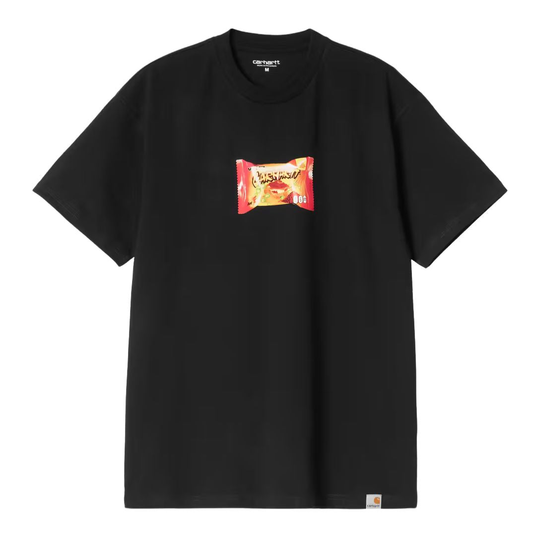 Carhartt WIP S/S Road Side Snack T-Shirt en color negro, vista frontal plana. Camiseta de algodón orgánico de peso medio con cuello redondo, manga corta y estampado gráfico fotorrealista centrado en el pecho con ilustración de bolsa de snack picante en tonos rojo y naranja con tipografía Carhartt integrada. Etiqueta cuadrada tejida Carhartt WIP en el bajo izquierdo. Corte loose fit.