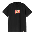 Carhartt WIP S/S Road Side Snack T-Shirt en color negro, vista frontal plana. Camiseta de algodón orgánico de peso medio con cuello redondo, manga corta y estampado gráfico fotorrealista centrado en el pecho con ilustración de bolsa de snack picante en tonos rojo y naranja con tipografía Carhartt integrada. Etiqueta cuadrada tejida Carhartt WIP en el bajo izquierdo. Corte loose fit.