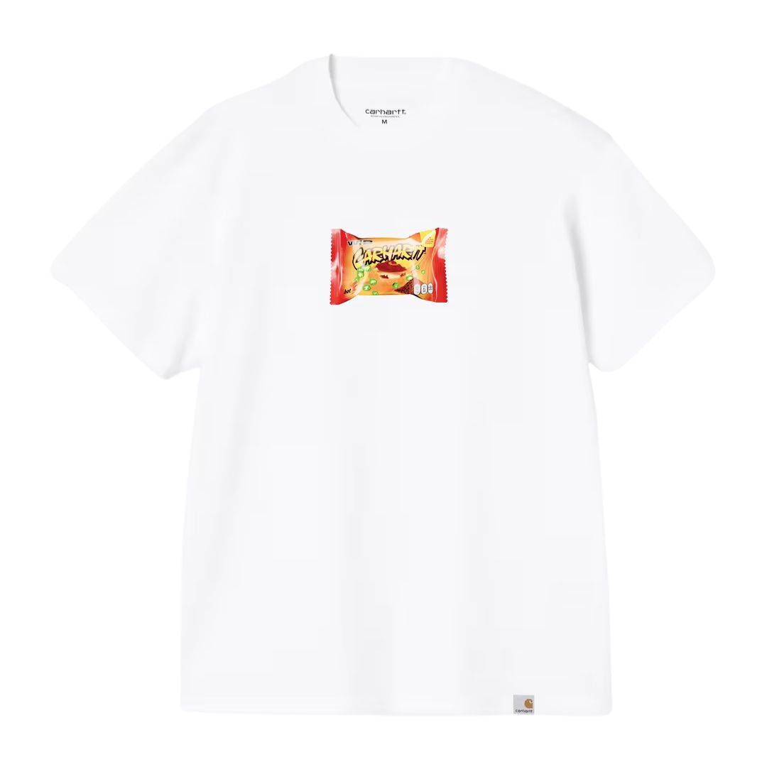 Carhartt WIP S/S Road Side Snack T-Shirt en color blanco, vista frontal plana. Camiseta de algodón orgánico de peso medio con cuello redondo, manga corta y estampado gráfico fotorrealista centrado en el pecho con ilustración de bolsa de snack picante en tonos rojo, naranja y amarillo con tipografía Carhartt integrada en el packaging. Etiqueta cuadrada tejida Carhartt WIP en el bajo izquierdo. Corte loose fit.