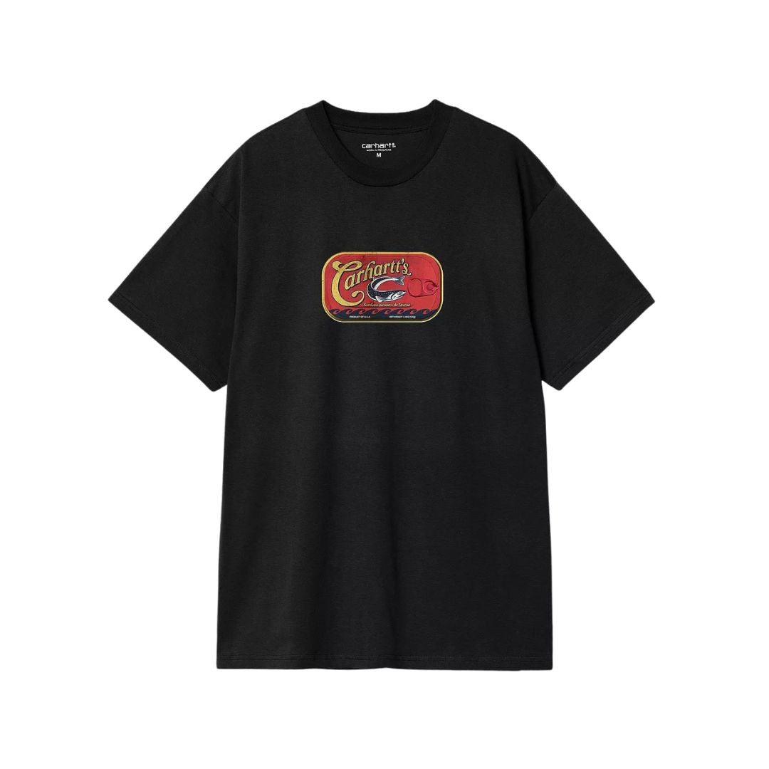 Camiseta carhartt wip s/s sardinas t-shirt negra con estampado gráfico de lata de sardinas en el pecho.