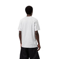 Hombre con la Camiseta de manga corta Carhartt Script Gris ceniza.
