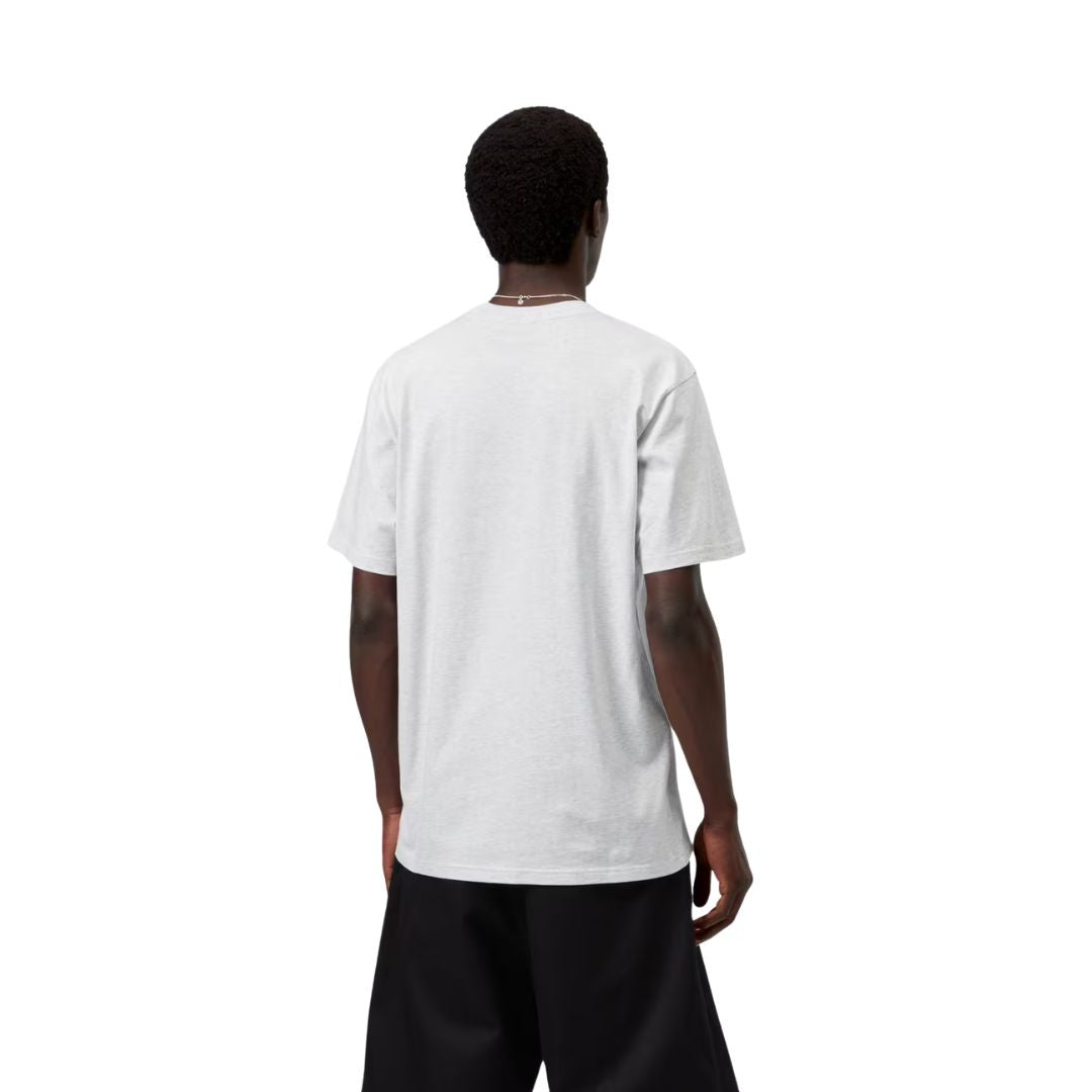Hombre con la Camiseta de manga corta Carhartt Script Gris ceniza.