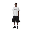 Hombre con la Camiseta de manga corta Carhartt Script Gris ceniza con el logo en Grafito en el pecho y pantalones negros.