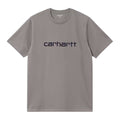 Camiseta Carhartt WIP S/S Script T-Shirt color Shady Grey con logotipo Script en Dark Navy en el pecho. Vista frontal en plano extendido, etiqueta talla M visible en el cuello.