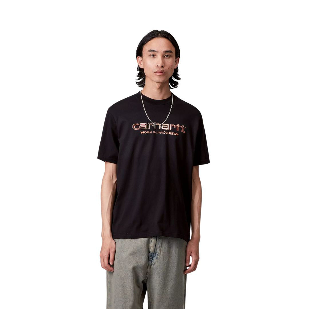 Modelo con camiseta Carhartt WIP Solar Chrome Script negra con gráfico frontal metalizado
