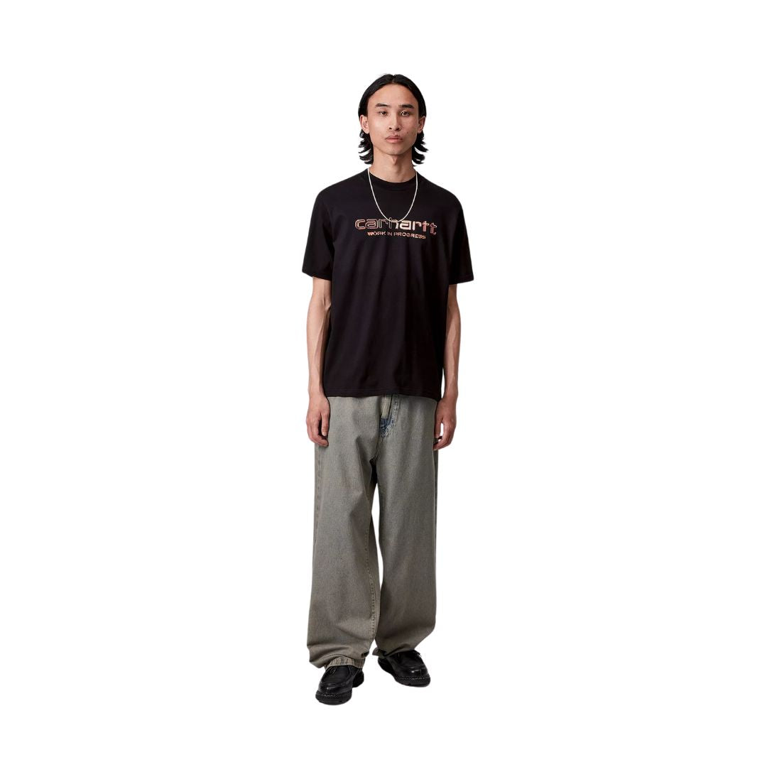 Look completo con camiseta Carhartt WIP Solar Chrome Script negra y pantalón ancho