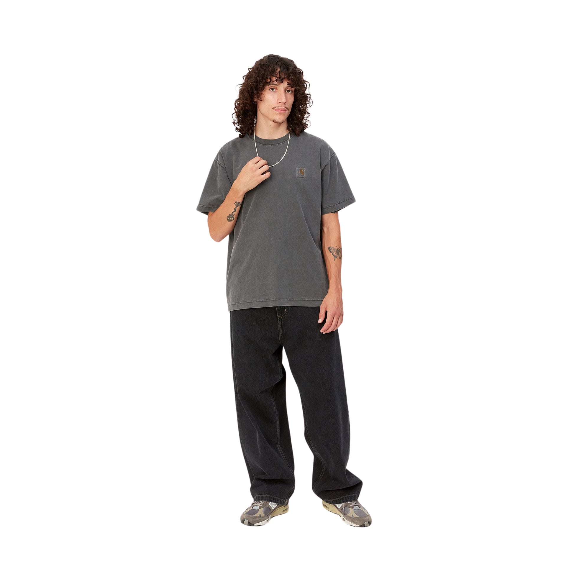 Hombre con la camiseta básica de manga corta Carhartt WIP S/S Vista T-Shirt grafito y pantalón negro