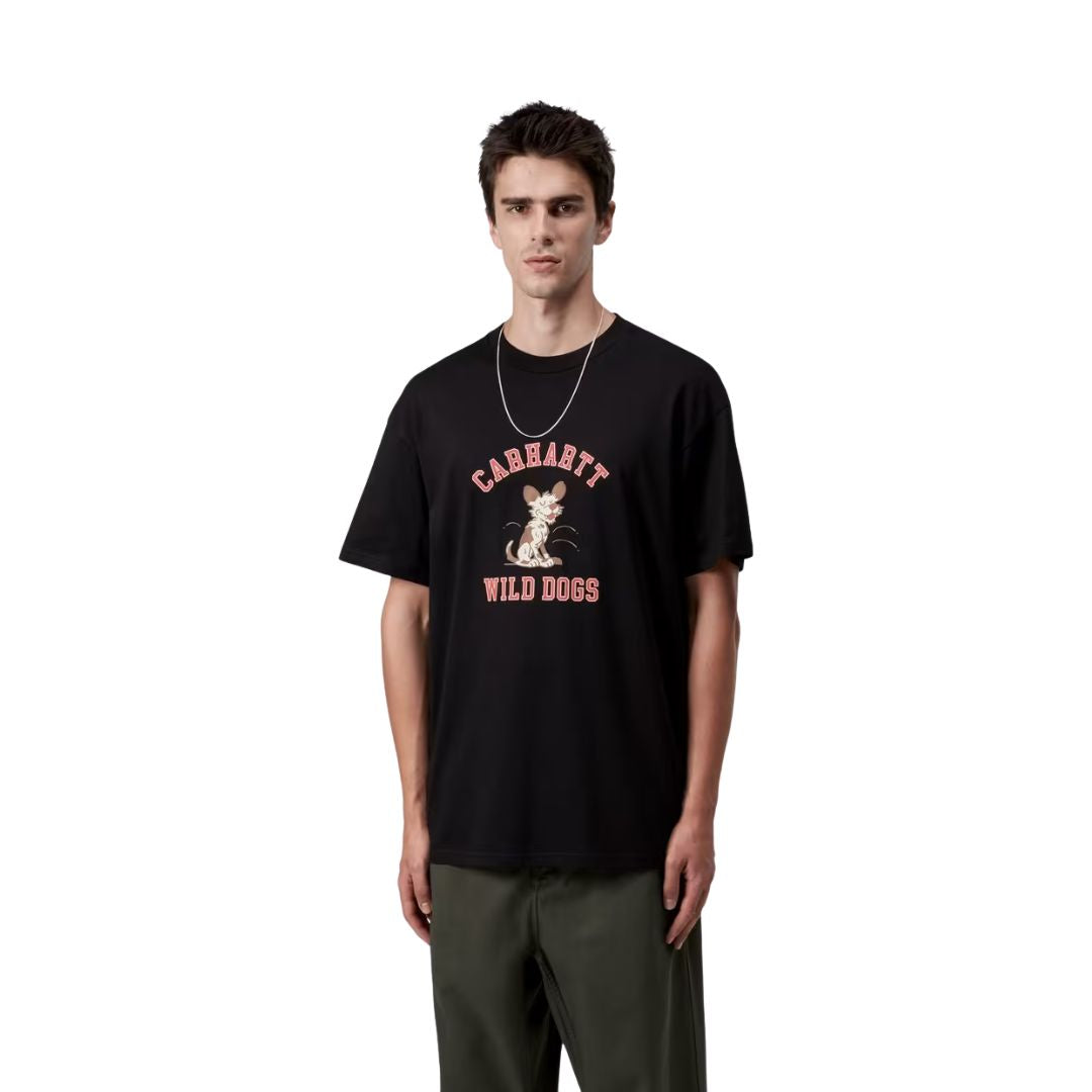 Modelo vistiendo camiseta Carhartt WIP S/S Wild Dog T-Shirt negra, vista trasera sin estampado.