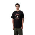 Modelo vistiendo camiseta Carhartt WIP S/S Wild Dog T-Shirt negra, vista trasera sin estampado.
