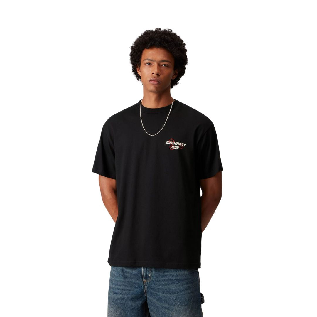 Carhartt WIP S/S Wiptopia T-Shirt color Black en modelo, camiseta de manga corta con logo gráfico en el pecho.