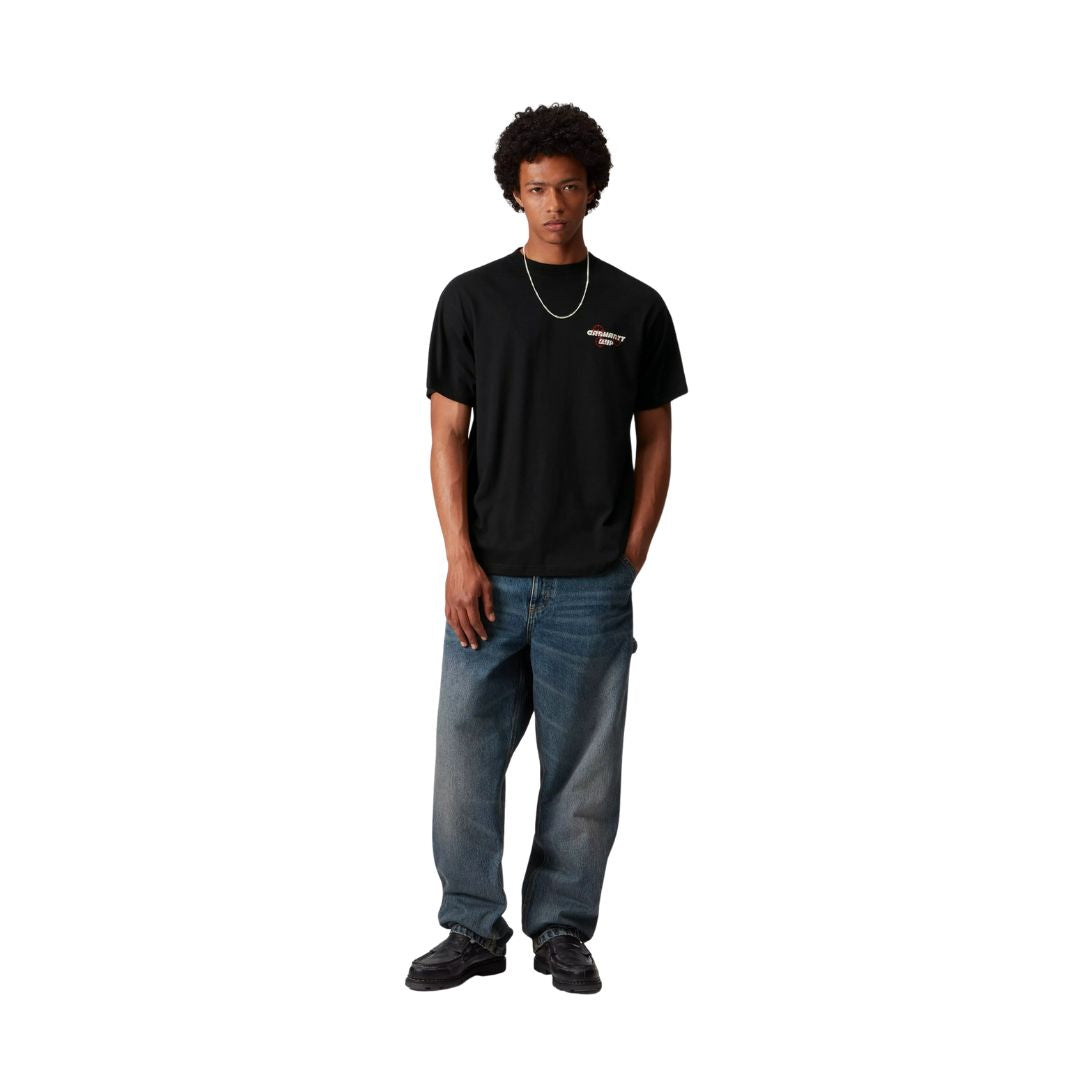 Carhartt WIP S/S Wiptopia T-Shirt color Black en modelo de 185 cm, corte holgado estilo streetwear.