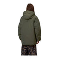 Vista trasera de modelo con la parka Carhartt WIP Stanwood Parka en color Cypress, mostrando la capucha y el largo de la prenda por debajo de la cadera.
