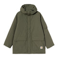 Parka Carhartt WIP Stanwood Parka en color Cypress, vista frontal sobre fondo blanco con capucha, tapeta de botones, bolsillo en la manga y dos bolsillos de parche.
