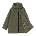 Parka Carhartt WIP Stanwood Parka en color Cypress abierta sobre fondo blanco, mostrando el forro interior acolchado, la cremallera y la tapeta de botones.