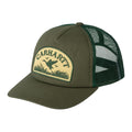 Carhartt WIP Take Off Trucker Cap en color leaf, vista frontal de tres cuartos. Gorra trucker de sarga de algodón en verde oliva con malla trasera verde oscuro, visera curva y firme, y parche de sarga bordado con ilustración de patos volando sobre hierba y texto Carhartt en verde oscuro sobre fondo amarillo crema.