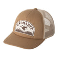 Carhartt WIP Take Off Trucker Cap en color stone, vista frontal de tres cuartos. Gorra trucker de sarga de algodón en marrón piedra con malla trasera beige arena, visera curva y firme, y parche de sarga bordado con ilustración de patos volando sobre hierba y texto Carhartt en marrón oscuro sobre fondo blanco roto.