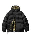 Chaqueta acolchada Carhartt WIP Toronto Jacket negra con el interior camo abieta mostrando el bolsillo interior