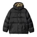 Modelo masculino vistiendo chaqueta Carhartt WIP Toronto Jacket color Black Camo Duck Green de pie vista frontal.