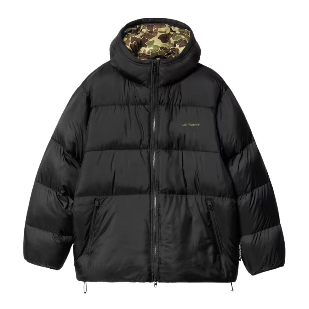 Modelo masculino vistiendo chaqueta Carhartt WIP Toronto Jacket color Black Camo Duck Green de pie vista frontal.