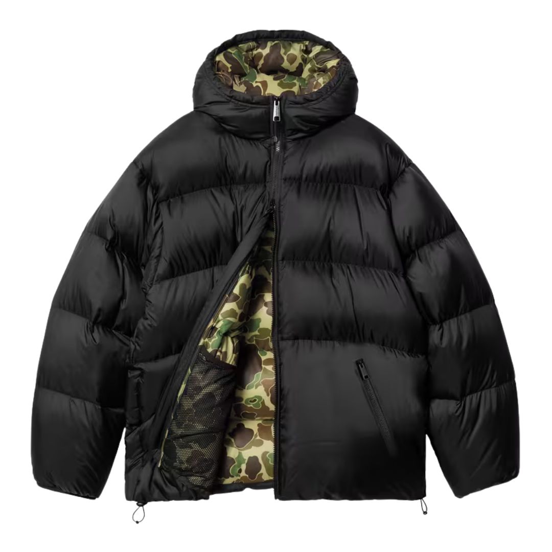 Chaqueta Carhartt WIP Toronto Jacket color Black Camo Duck Green vista trasera completa en negro liso.