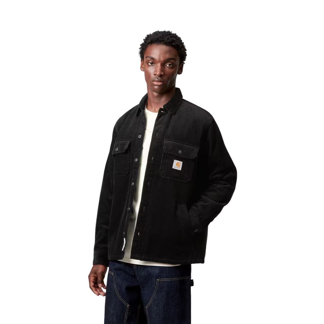 Modelo masculino vistiendo la chaqueta Carhartt WIP Whitsome Shirt Jac Black en posición tres cuartos de frente.