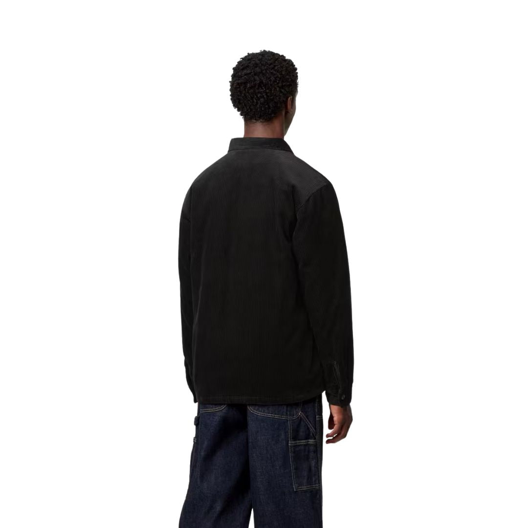 Modelo masculino mostrando la parte trasera de la chaqueta Carhartt WIP Whitsome Shirt Jac Black