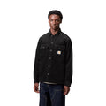 Modelo masculino vistiendo la chaqueta Carhartt WIP Whitsome Shirt Jac Black cerrada de frente.