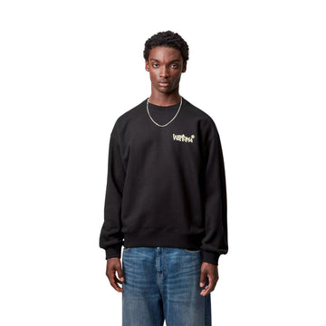 Carhartt WIP Wiptopia Sweatshirt color Black en modelo, sudadera negra de corte balloon fit con logo gráfico en el pecho.