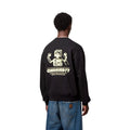 Carhartt WIP Wiptopia Sweatshirt color Black en modelo, sudadera negra con estampado gráfico en la espalda.