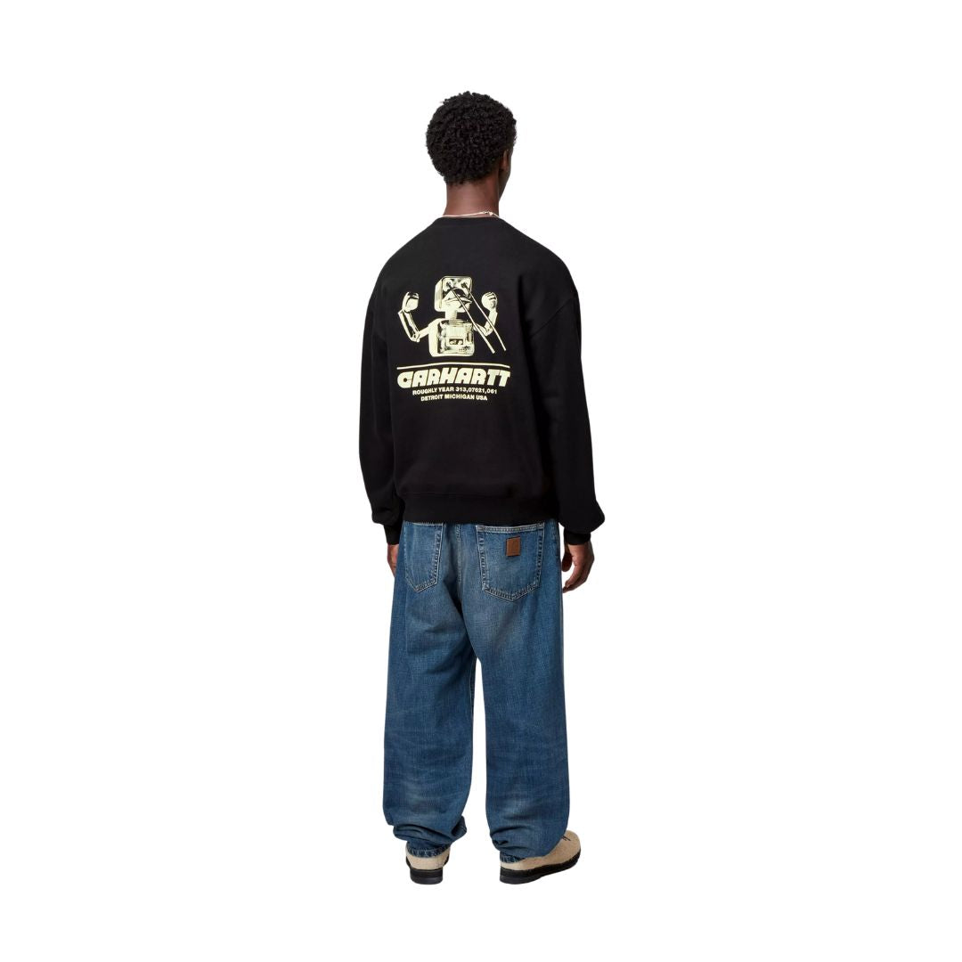 Carhartt WIP Wiptopia Sweatshirt color Black en modelo, sudadera negra oversize con gráfico trasero estilo urbano.