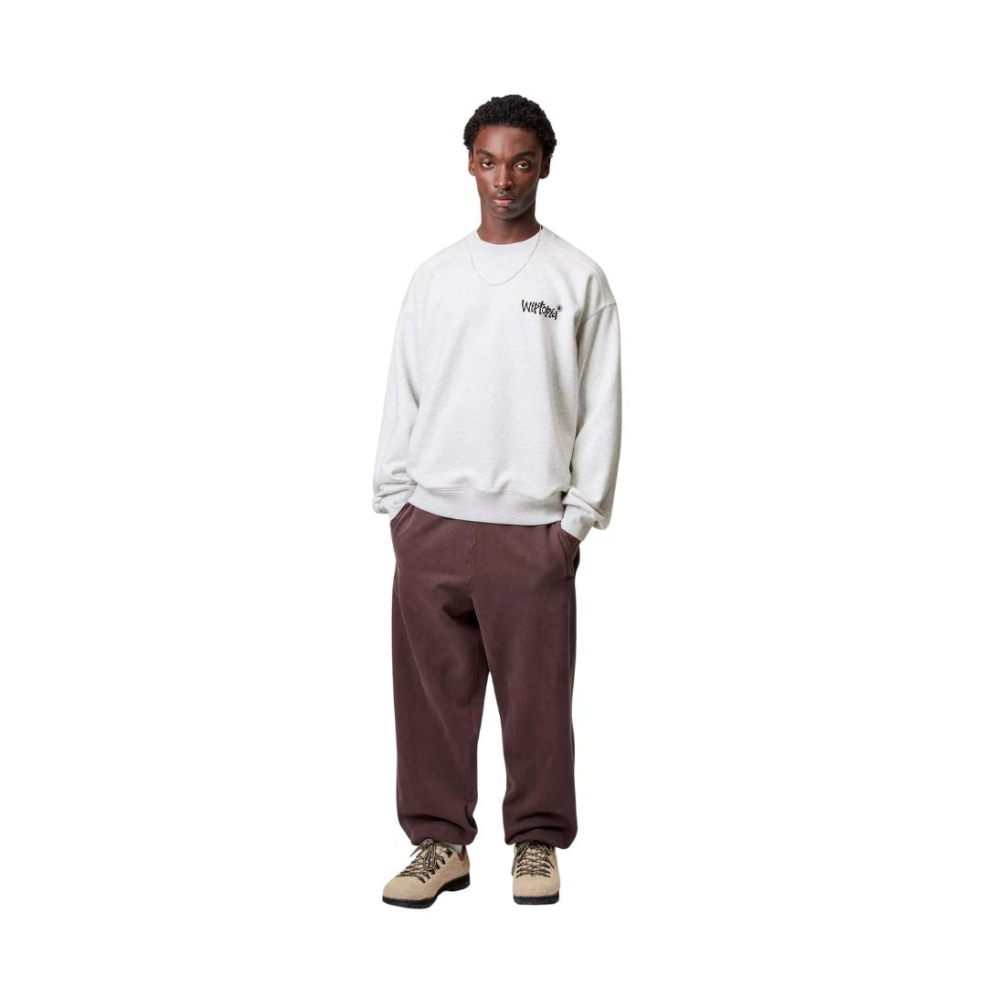 Carhartt WIP Wiptopia Sweatshirt color Ash Heather en modelo de 185 cm, sudadera oversize corte balloon fit estilo urbano.